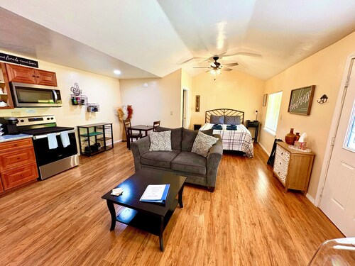 Newly remodeled Studio Cottage, perfect for two!