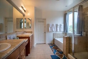 Badewanne, Haartrockner, Handtücher, Seife