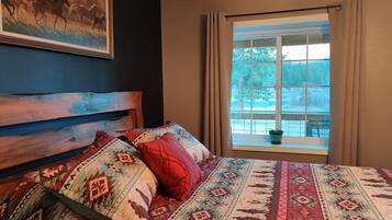 3 多间卧室、办公桌、旅行婴儿床、床单