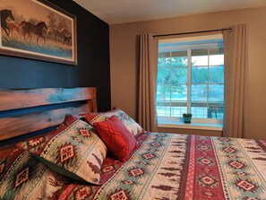 3 bedrooms, desk, travel cot, bed sheets