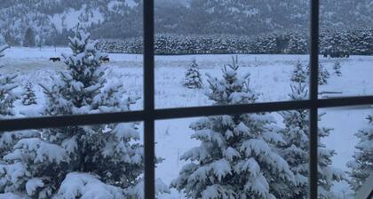 River Ranch Farmhouse, 2 miles from Quinn's Hot Springs!