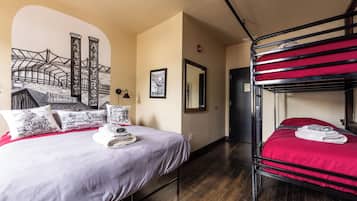 Familiekamer, meerdere bedden, uitzicht op stad | 1 slaapkamer, individueel gedecoreerd, individueel gemeubileerd