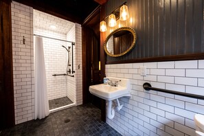 Grand Suite, Multiple Beds, Ensuite, Corner | Bathroom | Shower, free toiletries, hair dryer, slippers - Traveler's Rest Hotel (Pittsburgh)
