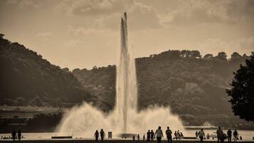 Una fuente con chorros de agua en un parque.