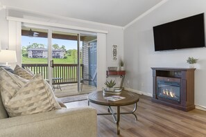 Condo, 1 cama Queen size y sofá cama, patio (Fall Creek Bungalow) | Sala de estar | Chimenea 