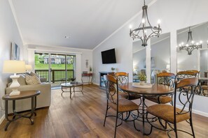 Leilighet, 1 queensize-seng med sovesofa, terrasse (Fall Creek Bungalow) | Innvendig