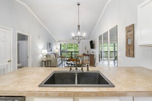 Leilighet, 1 queensize-seng med sovesofa, terrasse (Fall Creek Bungalow) | Eget kjøkken | Kaffetrakter/tekoker