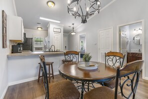 Condo, 1 cama Queen size y sofá cama, patio (Fall Creek Bungalow) | Cocina privada | Cafetera y tetera 