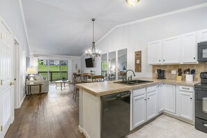 Condo, 1 cama Queen size y sofá cama, patio (Fall Creek Bungalow) | Cocina privada | Cafetera y tetera 