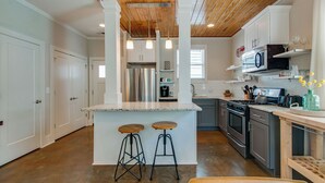 House, Multiple Beds, Kitchen | Private kitchen | Coffee/tea maker, fridge, microwave, oven - Chic Escape (Nashville)
