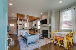 House, Multiple Beds, Kitchen | Living area | 40-inch TV with cable channels - Chic Escape (Nashville)