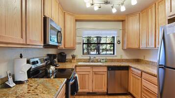 House, Multiple Beds, Kitchen | Private kitchen | Fridge, microwave, oven, stovetop