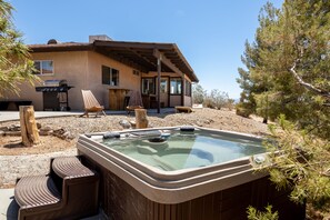 Outdoor spa tub - Deja Blue (Yucca Valley)