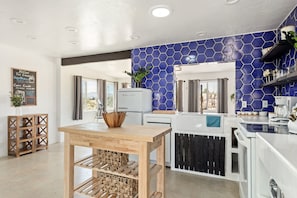 Casa, varias camas, acceso a la alberca, vista a la montaña | Cocina privada | Refrigerador, microondas, horno y parrilla de estufa