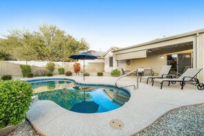 Outdoor pool - NEW! Cozy desert getaway with private backyard and seasonal pool! (New River)