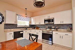 House, Multiple Beds, Kitchen | Private kitchen | Fridge, microwave, oven, stovetop - Timeless Treasure (Austin)