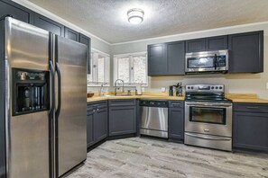 Fridge, microwave, oven, stovetop - Family Asheville Mountain Retreat w/Hot Tub (Asheville)