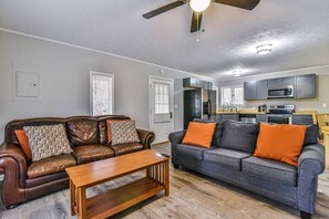 TV, fireplace, DVD player, books - Family Asheville Mountain Retreat w/Hot Tub (Asheville)