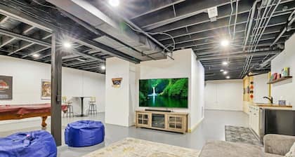 Deer Run Manor - Indoor Pool, Hot Tub & Game Room