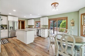 Fridge, microwave, oven, stovetop - Deer Run Manor - Indoor Pool, Hot Tub & Game Room (Rockbridge)