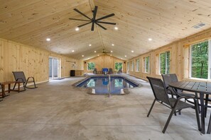 Indoor pool, a heated pool - Deer Run Manor - Indoor Pool, Hot Tub & Game Room (Rockbridge)