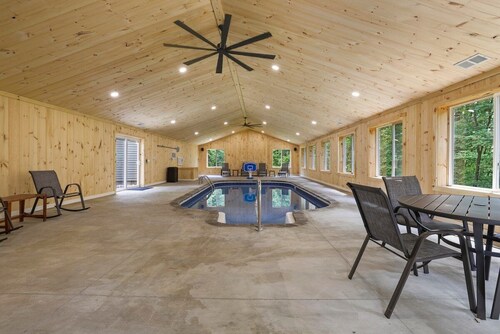 Deer Run Manor - Indoor Pool, Hot Tub & Game Room