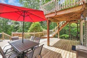 Outdoor dining - Deer Run Manor - Indoor Pool, Hot Tub & Game Room (Rockbridge)