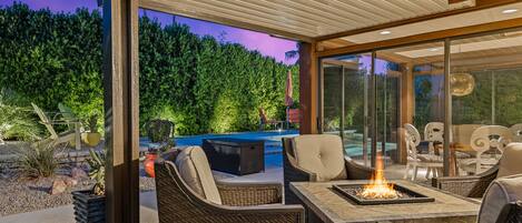 Casa, varias camas, acceso a la alberca, vista a la montaña | Balcón