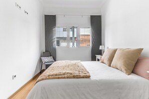 2 habitaciones, tabla de planchar con plancha, wifi y ropa de cama 