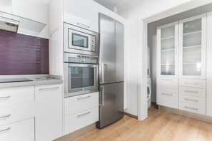 Mikrobølgeovn, ovn, kokeplater og oppvaskmaskin