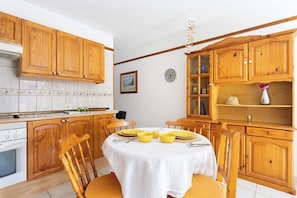 Micro-ondes, four, plaque de cuisson, cafetiĂšre/bouilloire