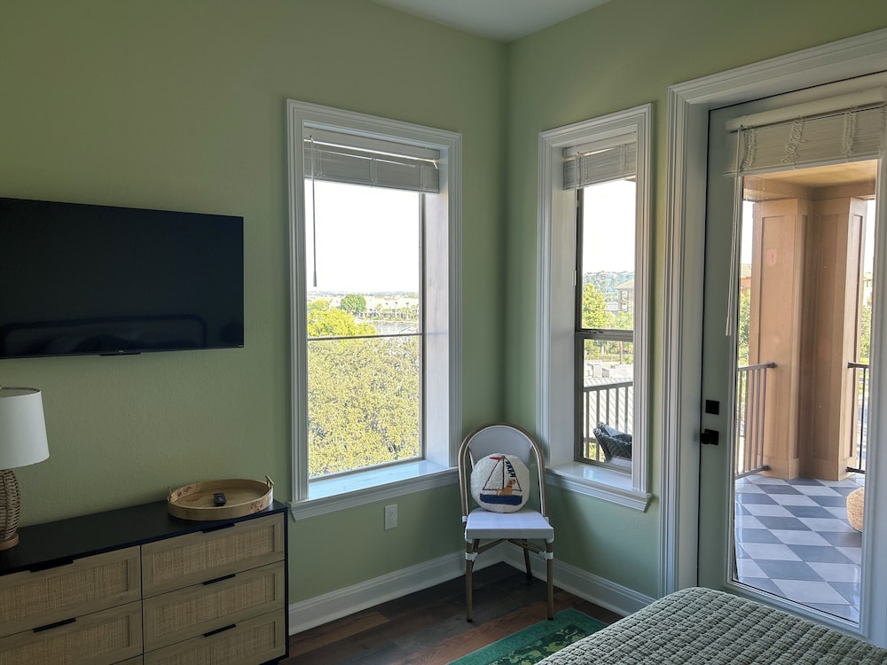 Beautiful updated condo in the heart of Horseshoe Bay Resort