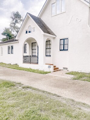 Exterior - Newly remodeled 1930's cottage! Close to everything in the heart of Natchitoches (Natchitoches)