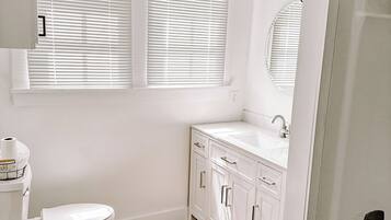 Duschwanne, Haartrockner, Handtücher, Shampoo