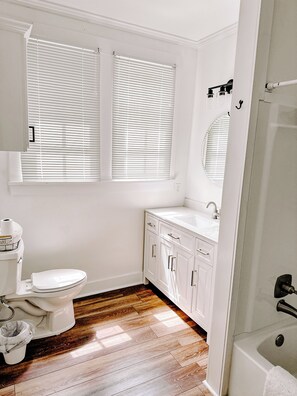 Combined shower/bathtub, hair dryer, towels, shampoo - Newly remodeled 1930's cottage! Close to everything in the heart of Natchitoches (Natchitoches)