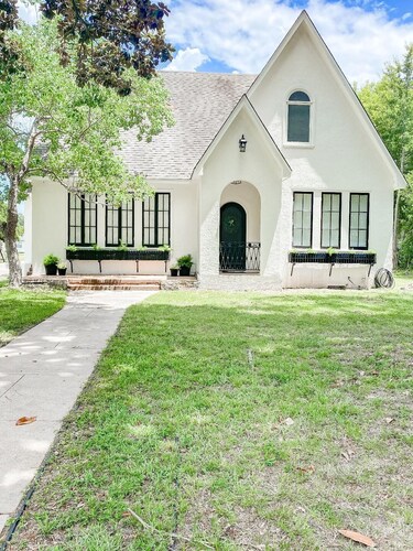 Newly remodeled 1930's cottage! Close to everything in the heart of Natchitoches
