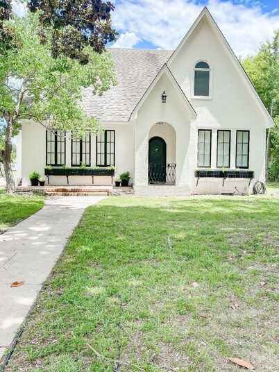 Newly remodeled 1930's cottage! Close to everything in the heart of Natchitoches