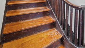 Eine Holztreppe mit einem Schild, auf dem steht: Willkommen im Bourbon Zone.