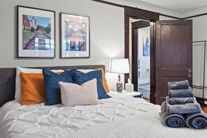 Tabla de planchar con plancha, wifi gratis y ropa de cama
