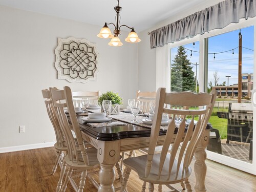 Cozy, clean home near major Green Bay hotspots