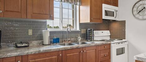 Køleskab, mikrobølgeovn, ovn, kogeplade