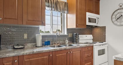 Cozy, clean home near major Green Bay hotspots