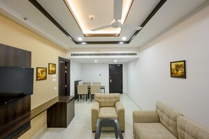 Studiosuite – standard, 1 soverom | Oppholdsrom | TV