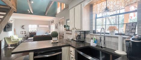 Frigorífico, microondas, horno y placa de cocina