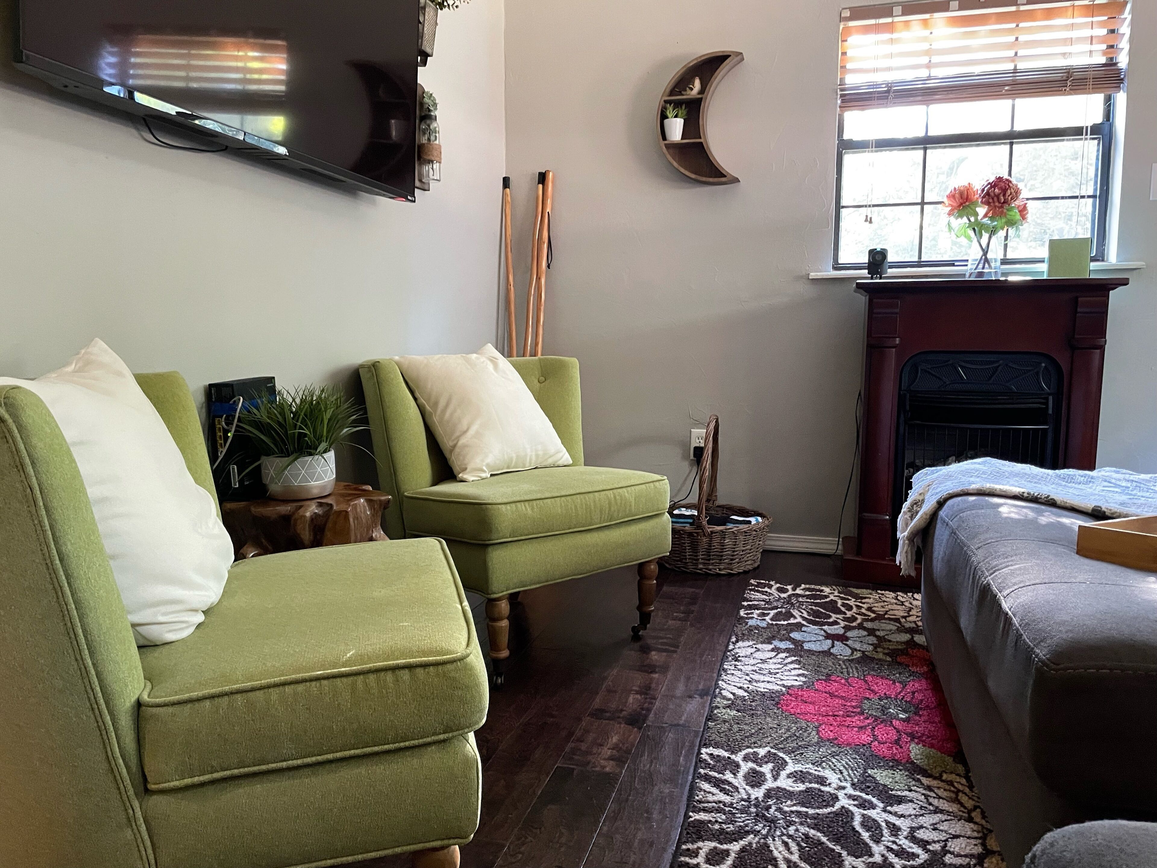 Wister Ridge Cottage - Sleeps 10 - 3 minutes from the lake!!
