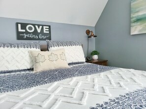 4 bedrooms, iron/ironing board, travel cot, free WiFi - Wister Ridge Cottage - Sleeps 10 - 3 minutes from the lake!! (Wister)