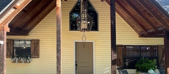 Wister Ridge Cottage - Sleeps 10 - 3 minutes from the lake!!