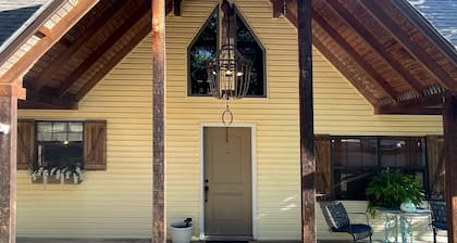 Wister Ridge Cottage - Sleeps 10 - 3 minutes from the lake!!