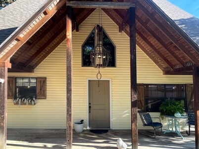 Wister Ridge Cottage - Sleeps 10 - 3 minutes from the lake!!