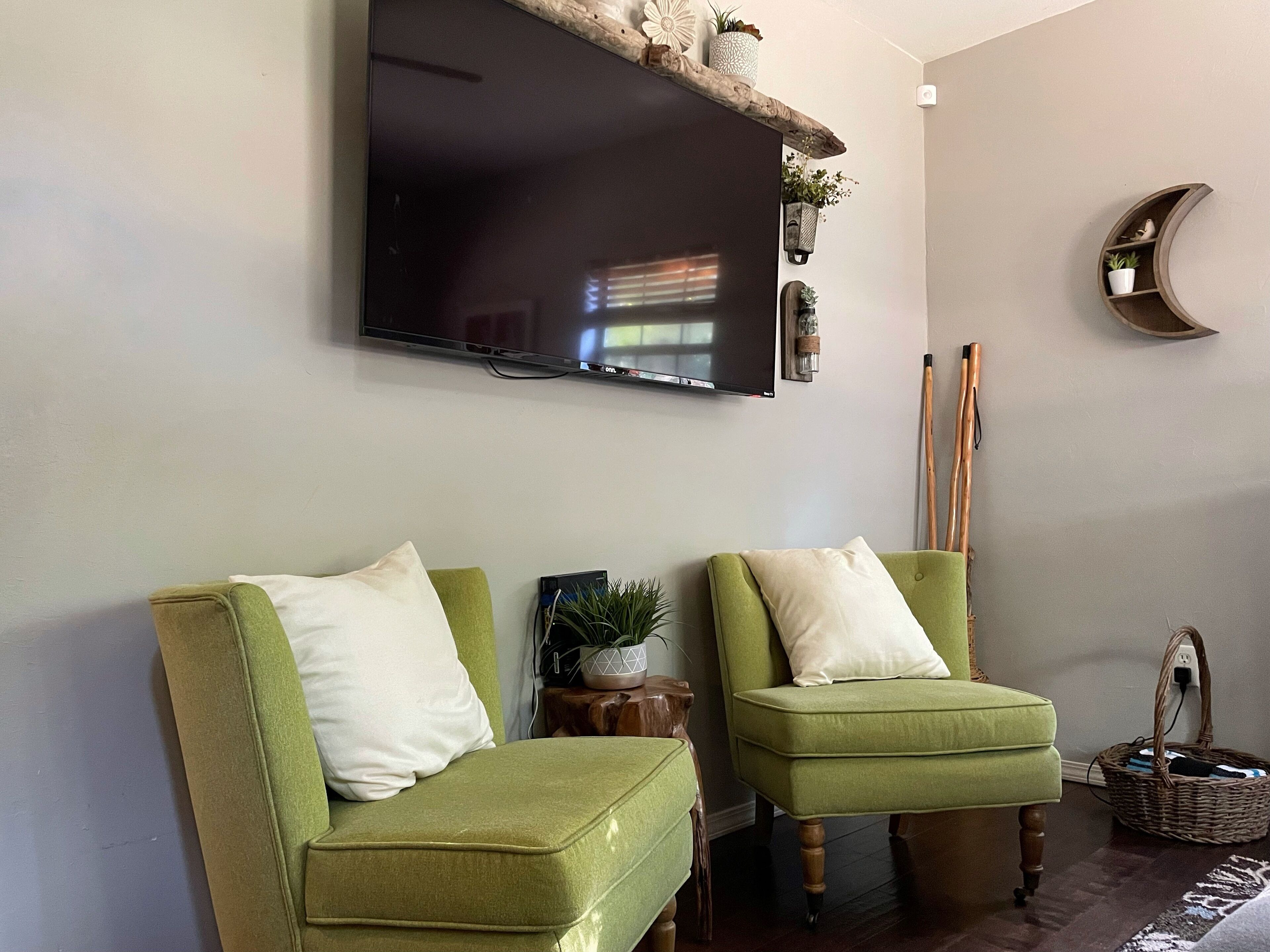 智能电视、壁炉、DVD 播放器、书